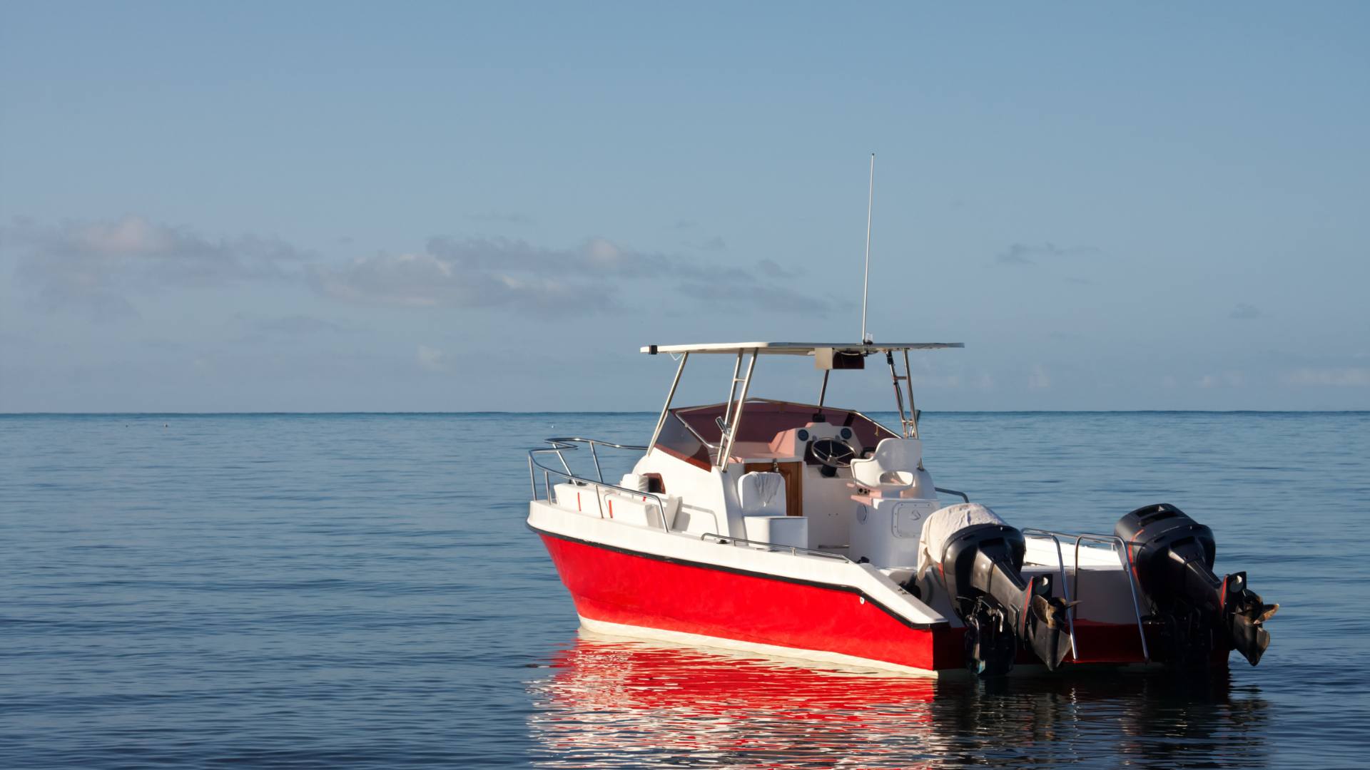 Les avantages du bateau à moteur vs le bateau à voile : lequel choisir ?